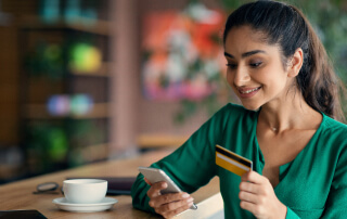 Moça pagando por um café com seu vale alimentação