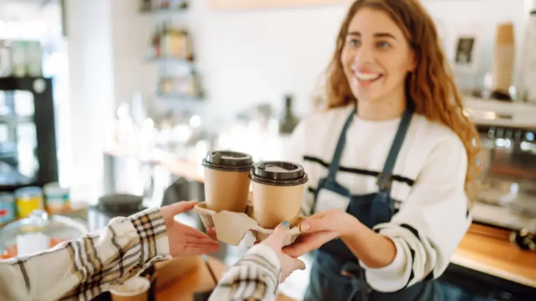 Software Teknisa para negócio de café: Mulher entregando pedido em uma cafeteria