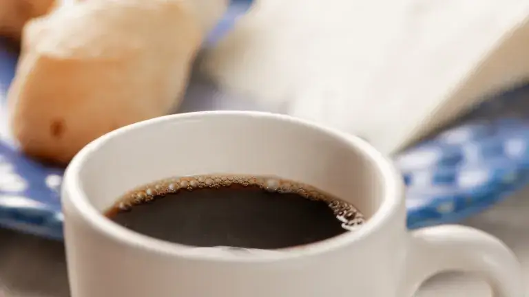 Teknisa - Como abrir uma cafeteria do zero: Xícara de café com queijo e pão de queijo