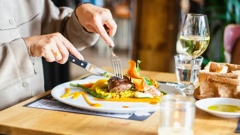 Teknisa - Sistema à la carte: prato principal servido em um restaurante