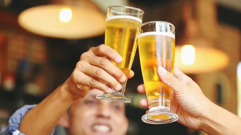 Teknisa - Sistema para bar: Pessoas brindando copos de cerveja