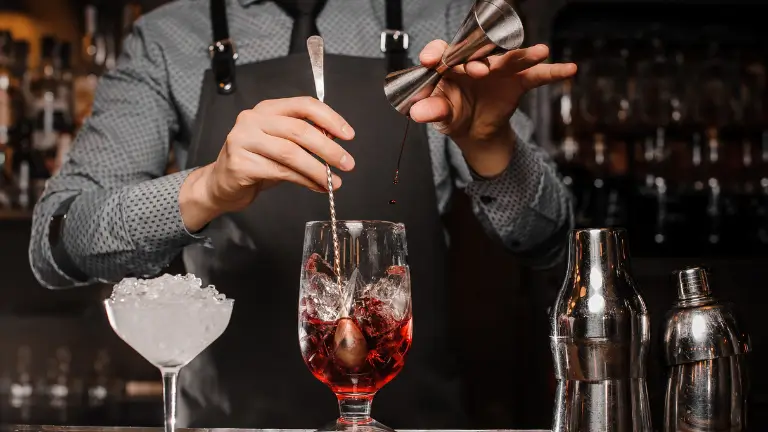 Teknisa - Sistema para bar: Bartender fazendo drinks
