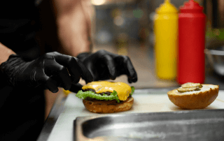 Cozinha moderna analisando um sistema KDS para entender como funciona um fast food de sucesso com dados e automação.