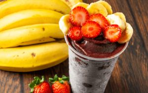 Vaso de reparto de açaí bien montado con varias capas.