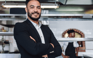 Refeitório organizado de uma das empresas do Sistema S, ilustrando a gestão eficiente de alimentação coletiva e varejo.