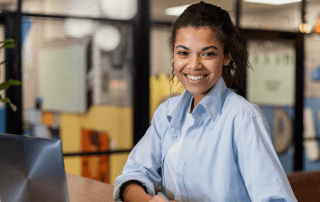Profissional em ambiente corporativo moderno, representando a eficiência dos órgãos públicos.