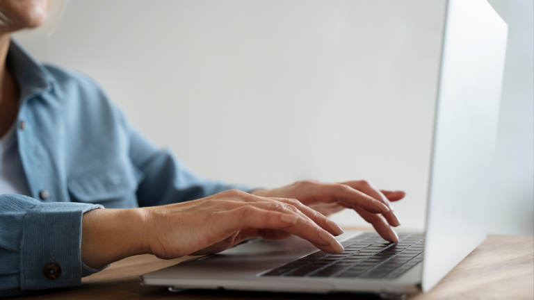 Gestor público utilizando sistema digital para controle e gestão de operações administrativas em órgãos públicos.