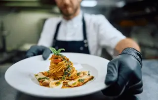 Prato servido em restaurante, representando tendências para restaurantes com sistemas Teknisa.