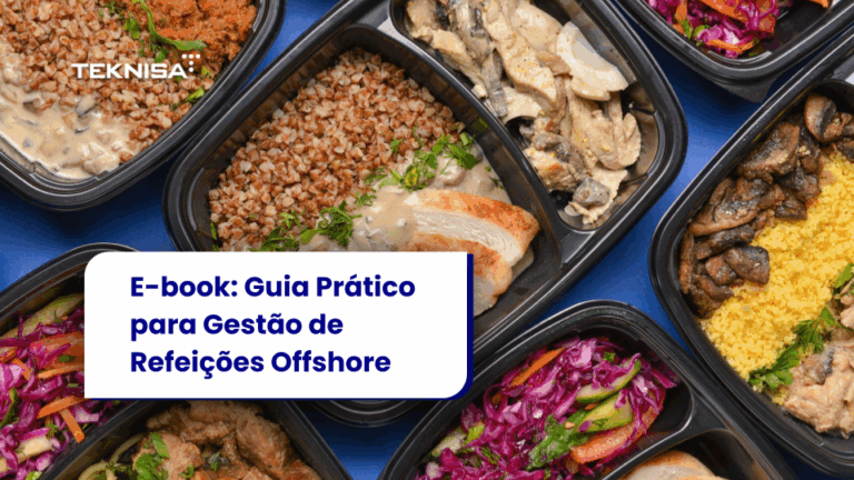 Vista superior de várias marmitas pretas organizadas lado a lado, contendo diferentes refeições com arroz, grãos, carnes, legumes e saladas coloridas, como repolho roxo e cenoura, dispostas sobre um fundo azul.