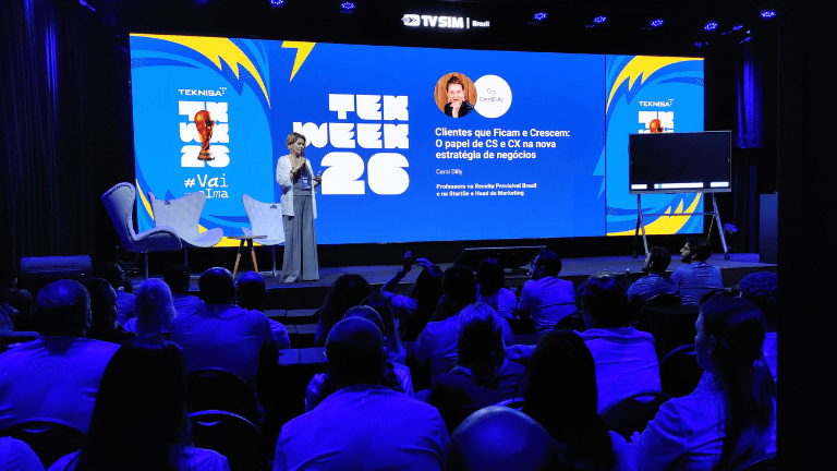 Palestra de Carol Dilly no palco do TekWeek 2026 sobre o papel de CS e CX na estratégia de negócios.