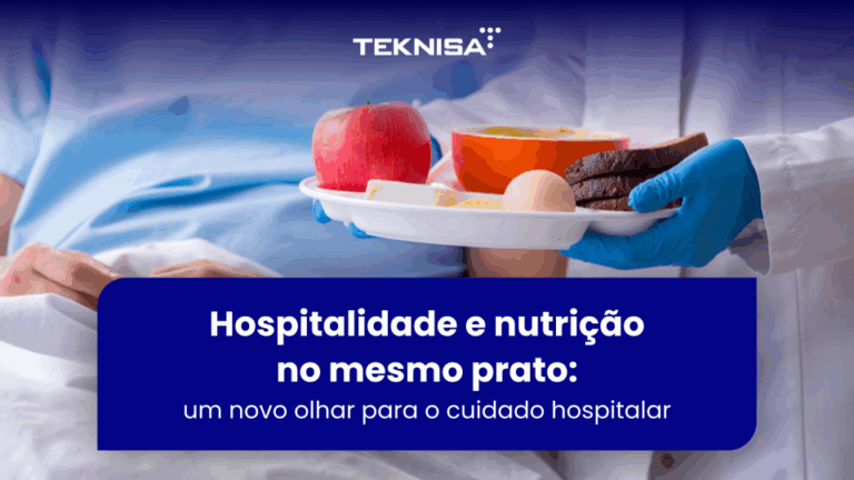 Profissional de saúde segurando bandeja com refeição hospitalar equilibrada, representando nutrição hospitalar e cuidado com o paciente