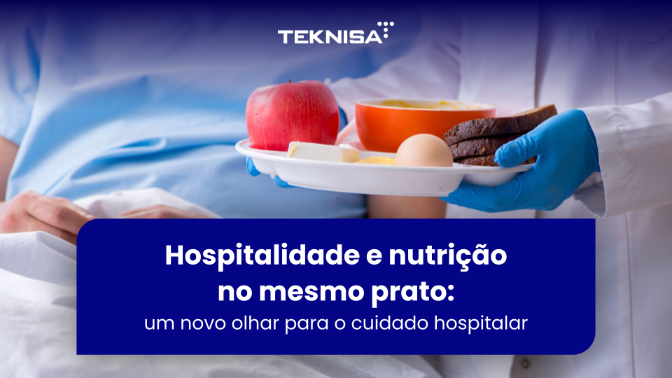 Profissional de saúde segurando bandeja com refeição hospitalar equilibrada, representando nutrição hospitalar e cuidado com o paciente