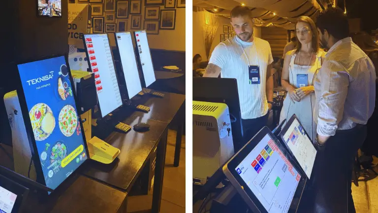 Dois palestrantes ou executivos sorrindo em frente a um telão azul com a marca Teknisa, exibindo a frase "#VamosJuntos transformar dados em decisões e desafios em oportunidades".